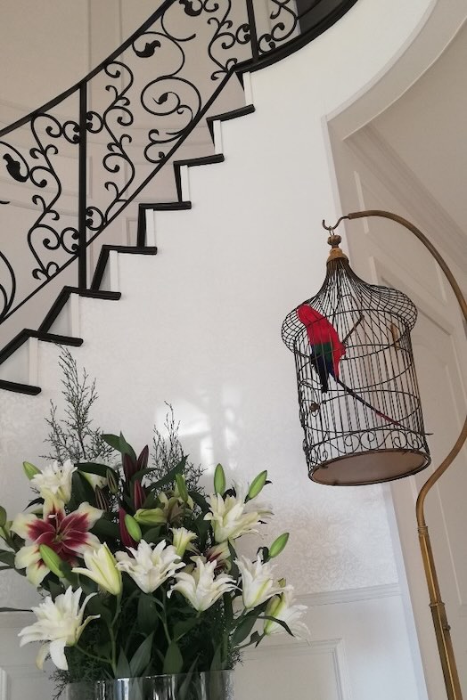 イングリッシュガーデン・ロケーションサービススタジオ︎｜【1F エントランス】鳥籠やお花の装飾が、空間をゴージャスに演出