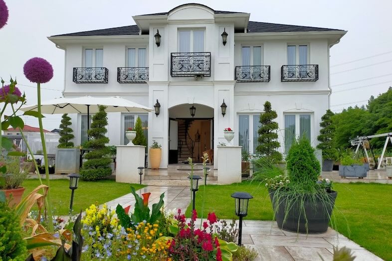 イングリッシュガーデン・ロケーションサービススタジオ︎｜【外観】洋館のような外観で非日常的なシーンを演出