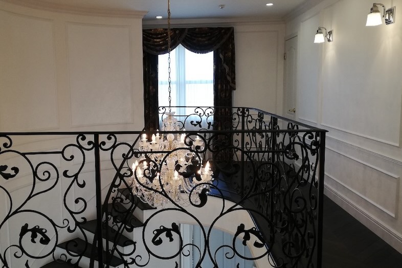 イングリッシュガーデン・ロケーションサービススタジオ︎｜【2F】豪華なシャンデリアのある6帖ユーティリティ