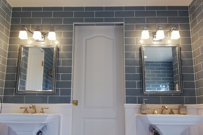 イングリッシュガーデン・ロケーションサービススタジオ︎｜【バスルーム】シンクは2ボール仕様で、広々とした洗面シーンの撮影が可能です