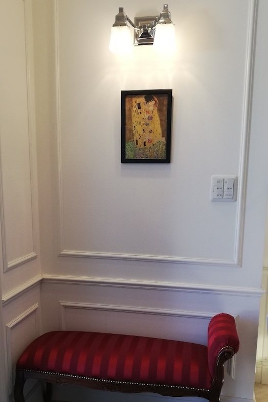 イングリッシュガーデン・ロケーションサービススタジオ︎｜【1F エントランス】白壁を背景にアパレル撮影からCM・ドラマまで撮影可能