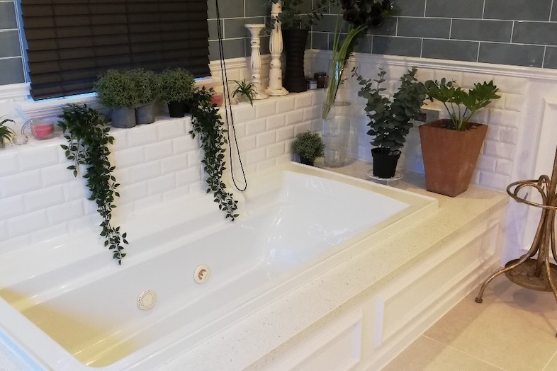 イングリッシュガーデン・ロケーションサービススタジオ︎｜【2F】KOHLER（コーラー社）の白いバスタブ