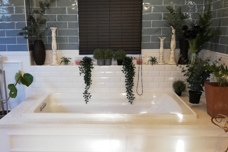 イングリッシュガーデン・ロケーションサービススタジオ︎｜【バスルーム】水色のレンガ壁が印象的な、10帖のバスルーム