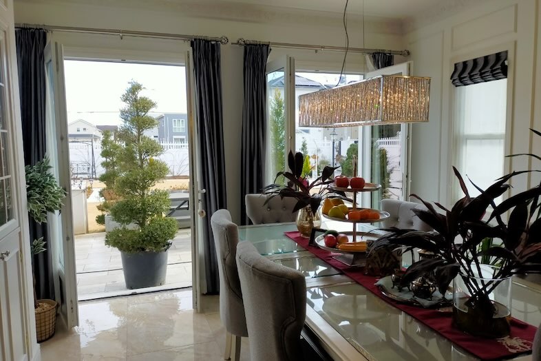 イングリッシュガーデン・ロケーションサービススタジオ︎｜【1F ダイニング】大きな窓から自然光が豊富に差し込みます