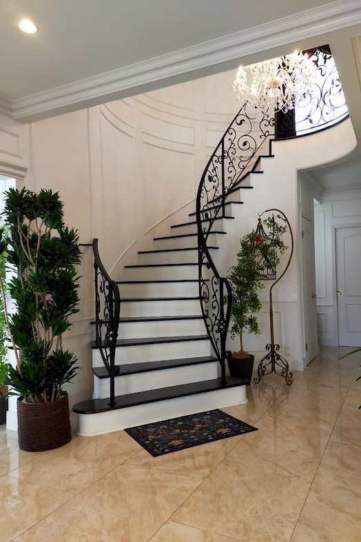 イングリッシュガーデン・ロケーションサービススタジオ︎｜【1F エントランス】2Fへと続く螺旋階段