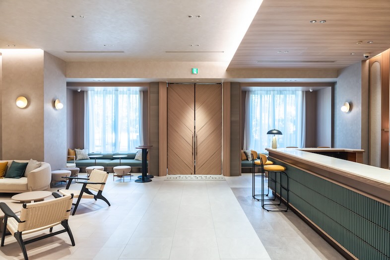 NEEDS表参道(旧 表参道TERRACE)｜【ロビー】エントランス側は外との繋がりが感じら開放的な印象に