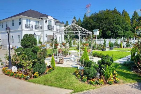 【外観】1年中、手入れのいき届いた庭で美しい外観を背景に撮影できます