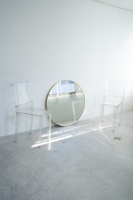 ZAspace｜円形ミラーや透明チェアが備品でございます