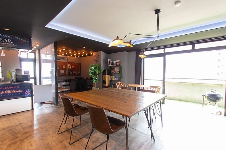 GOBLIN.川崎LOUNGE店｜【Lounge Space】窓面を活かした明るい構図なら、朝〜昼の自然光を使ったスチール撮影が撮れる