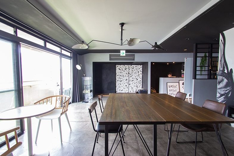 GOBLIN.川崎LOUNGE店｜【Lounge Space】トーク番組やインタビュー撮影に使いやすいメインテーブルレイアウト