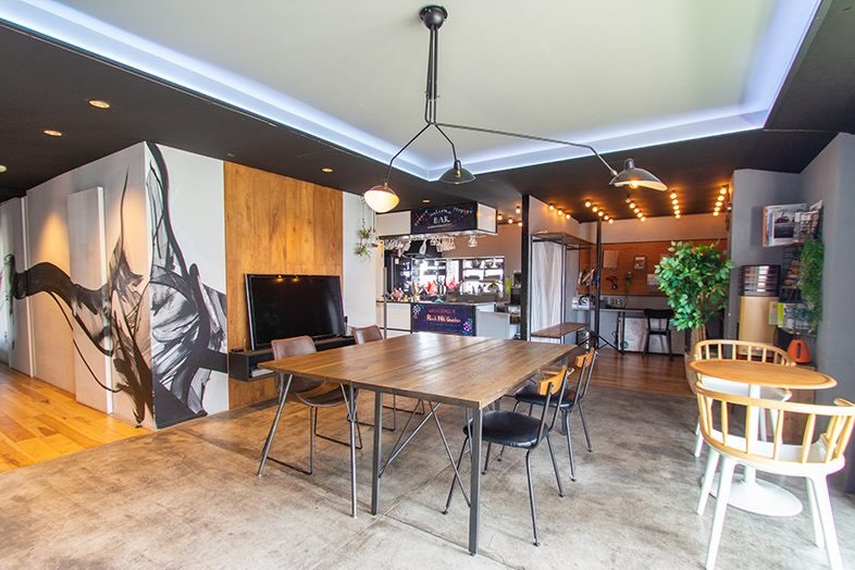 GOBLIN.川崎LOUNGE店｜【Lounge Space】アートウォールと木の質感が映える空間は、ファッションやブランドムービーの世界観づくりにフィット