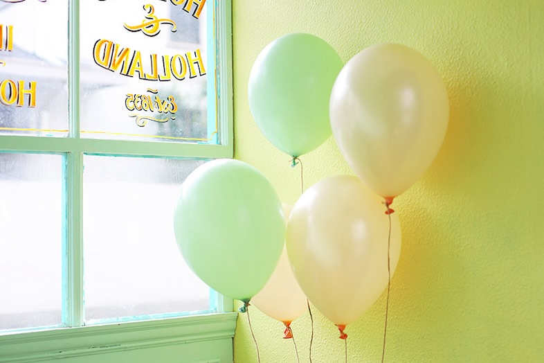 studio Slow自由が丘︎｜【パーケットフローリング】カラフルな窓枠とバルーン