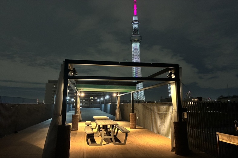 すみだパークレンタルスペース屋上｜【屋根開閉式テント】スカイツリーを背景にナイトシーンの撮影が可能