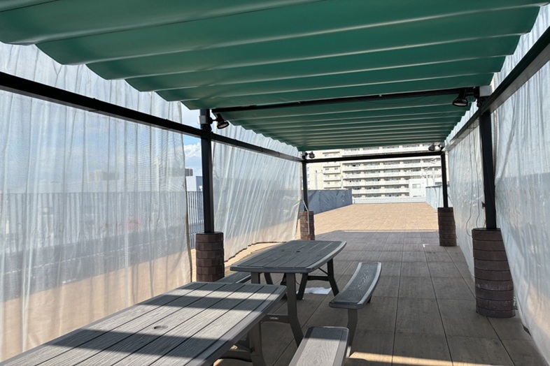 すみだパークレンタルスペース屋上｜【屋根開閉式テント】屋根は開閉式なので、撮影イメージに合わせて使い分けいただけます