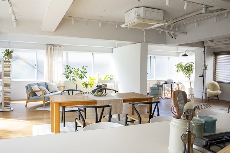 STUDIO SAND｜【2F】68.3㎡で全面フローリングのナチュラルな空間 ※白い壁は可動式です