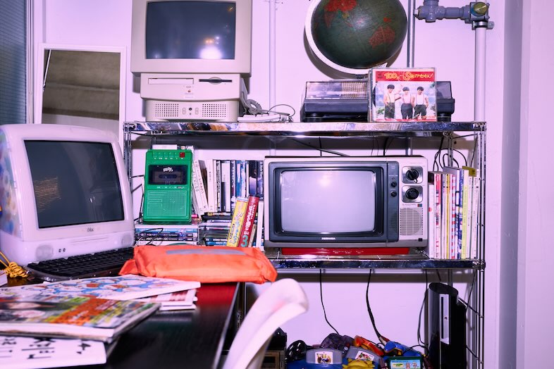 昭和の家電やゲーム機で埋め尽くされたワクワク感満載のデスクスペース