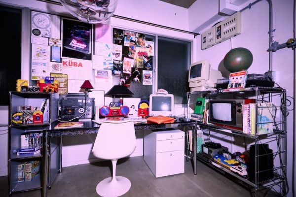 まるで90年代の男の子の部屋のようなレトロアイテムが詰まったデスクスペース