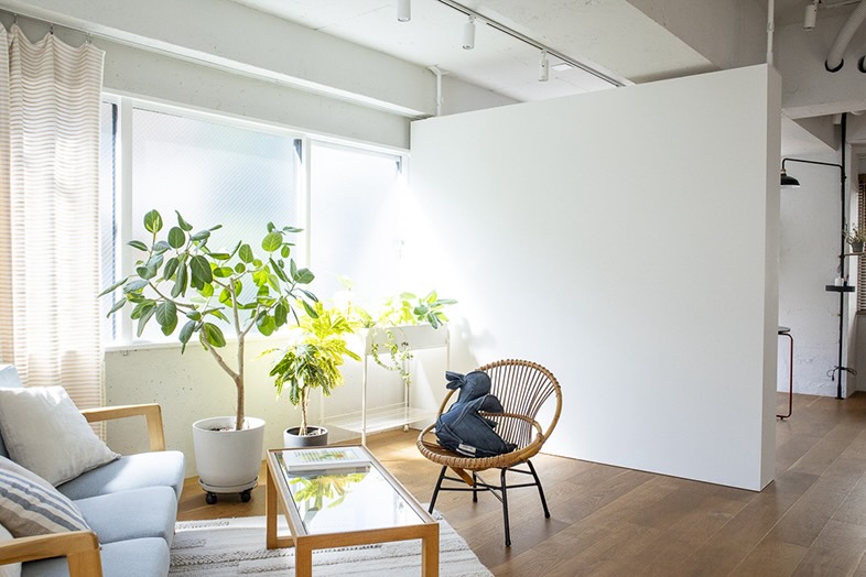 STUDIO SAND｜【2F】家族団欒や商品などの撮影にも最適なリビング ※白い壁は可動式です