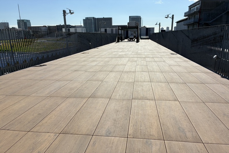 すみだパークレンタルスペース屋上｜抜け感のあるフラットな床面はファッション撮影のランウェイにも