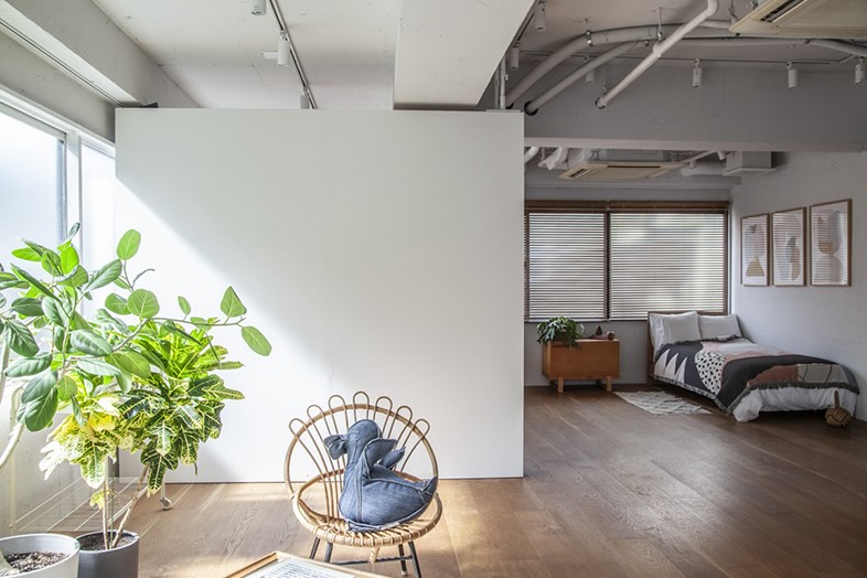 STUDIO SAND｜【2F】全面フローリングの明るい空間で二人暮らしやアーバンライフの撮影ができる ※白い壁は可動式です