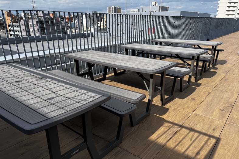 すみだパークレンタルスペース屋上｜移動可能なベンチ