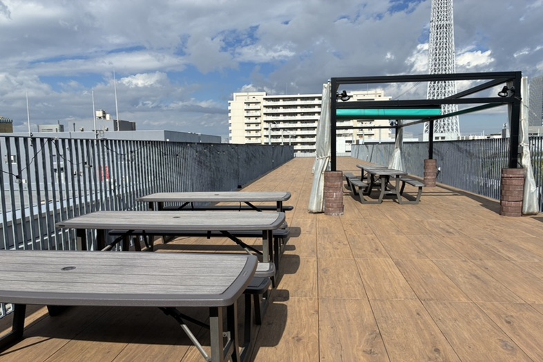 すみだパークレンタルスペース屋上｜ベンチスペースは、休憩・会話・撮影に