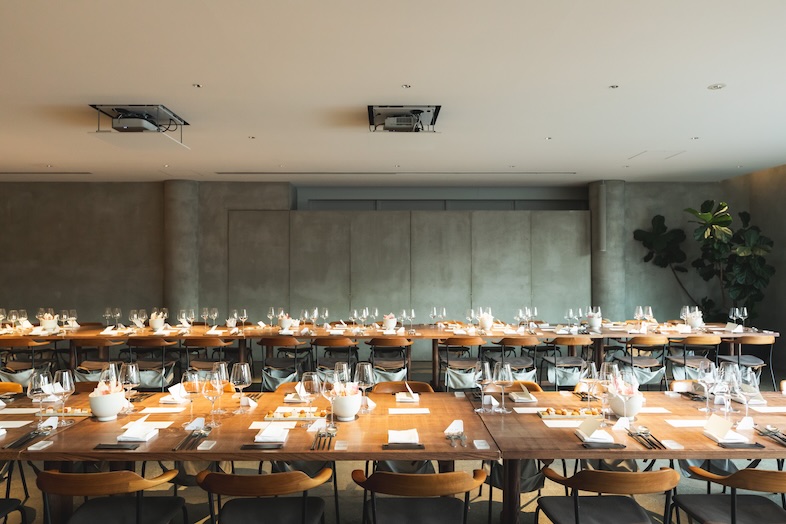 IWAI OMOTESANDO -1F/2F-｜【2F / Guest Room】長テーブルが並んだ空間では、披露宴や食事シーンの撮影が可能