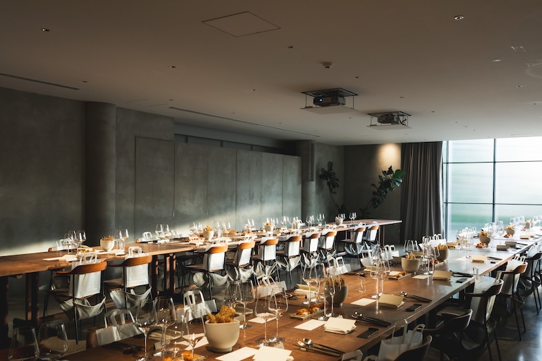 IWAI OMOTESANDO -1F/2F-｜【2F / Guest Room】長テーブルが並んだ空間では、披露宴や食事シーンの撮影が可能