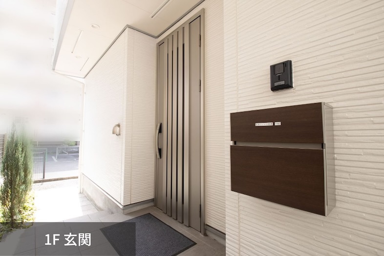 ヒカリノイエ目黒｜【1F/玄関】玄関の外側