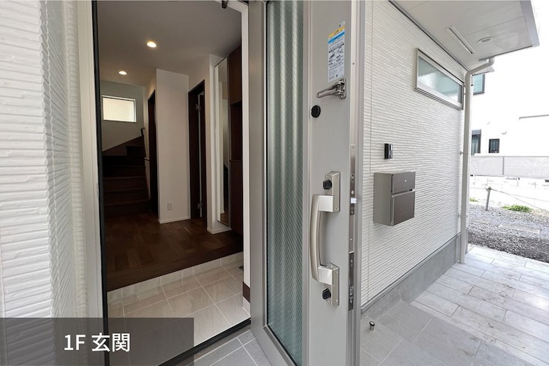 ヒカリノイエ目黒｜【1F/玄関】訪問・お出かけシーンの撮影に最適