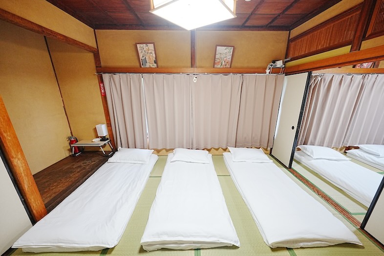 畳の部屋に敷き布団を敷いて撮影することも可能
