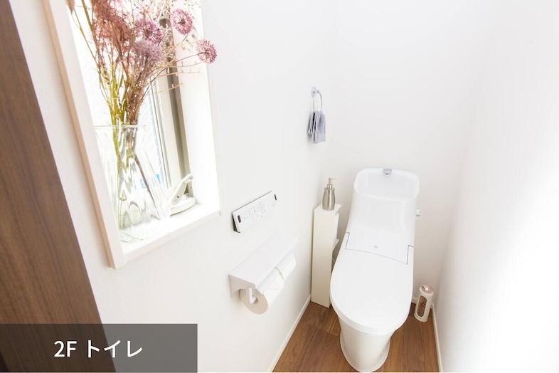 ヒカリノイエ目黒｜【2F/トイレ】自然光が差し込むトイレスペース