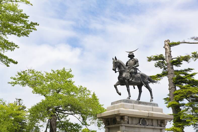 Aスタジオ 大町｜伊達政宗公騎馬像で知られる仙台城跡（青葉城址）へは、車で約3分の距離です。