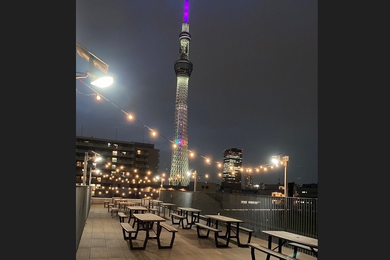 夜景とスカイツリーを背景に撮影可能