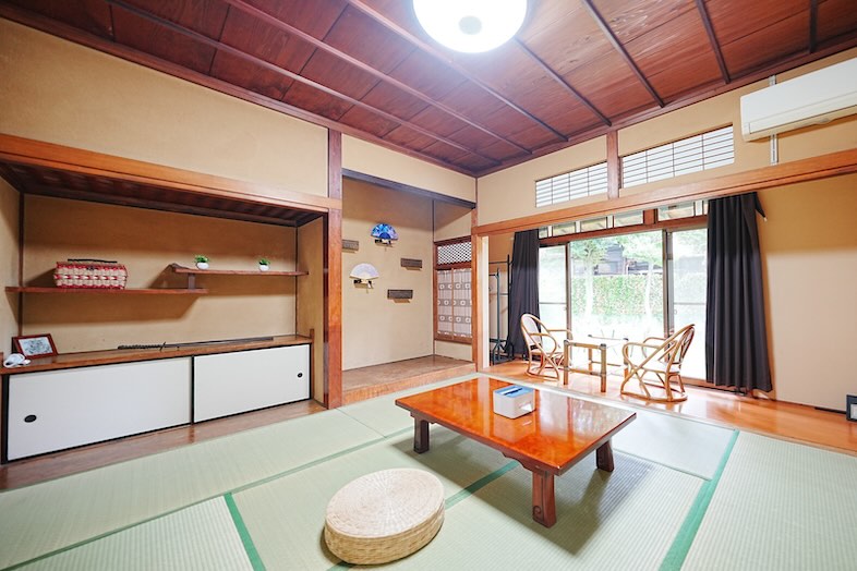 旅館の一室を思わせる和空間