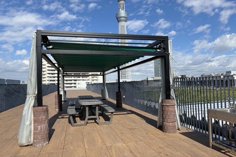 すみだパークレンタルスペース屋上｜【屋根開閉式テント】ベンチのあるテントスペース