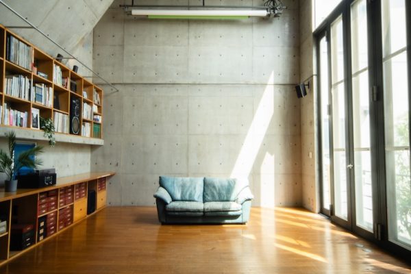 フローリング床とコンクリート壁のモダンな雰囲気の中で様々な撮影が可能