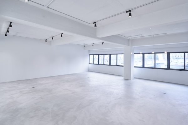 【3F】北・南側の大きな窓からはたっぷりと自然光が差し込みます