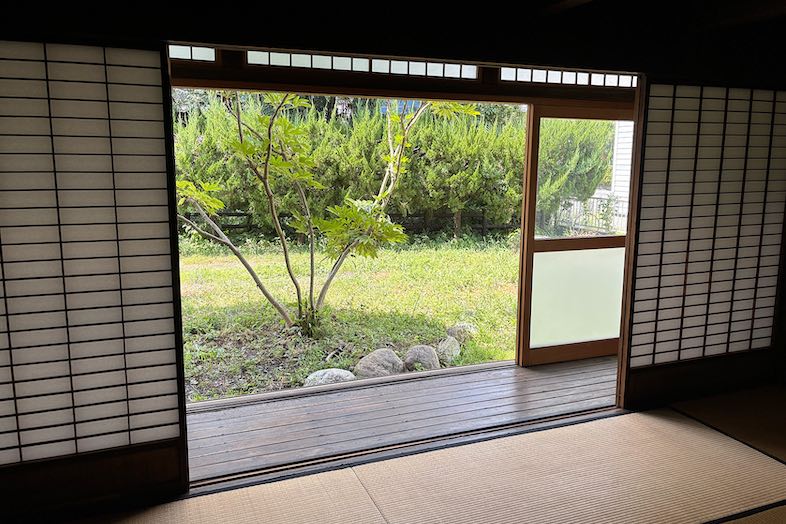縁側から見た庭の景色