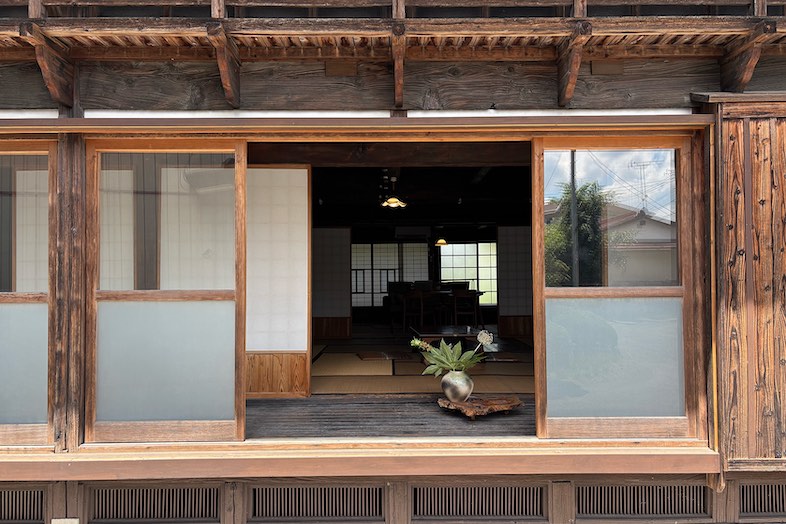 縁側から見た室内