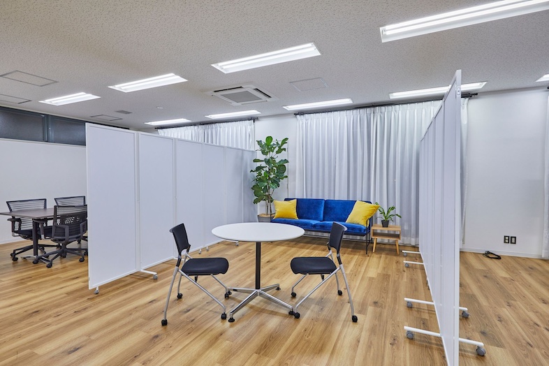 家具や小物を組み合わせてオフィスシーンの撮影可能