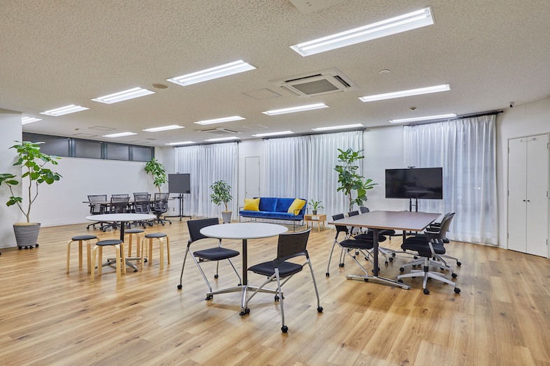 家具や小物を組み合わせてオフィスシーンの撮影可能