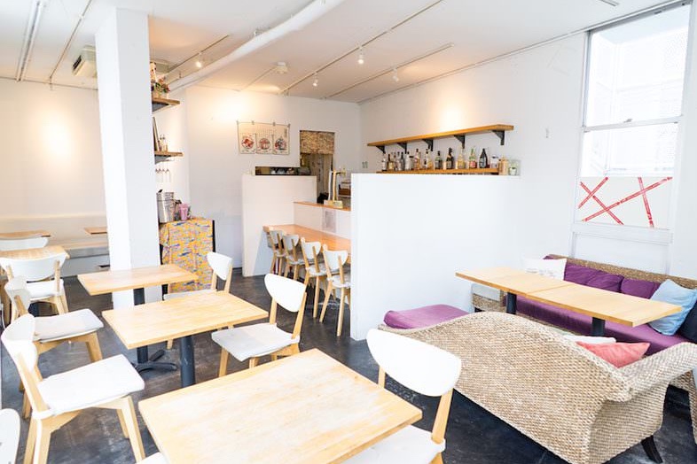 GOBLIN.代官山CAFE店｜白とウッド調がベースの明るいカフェスペース