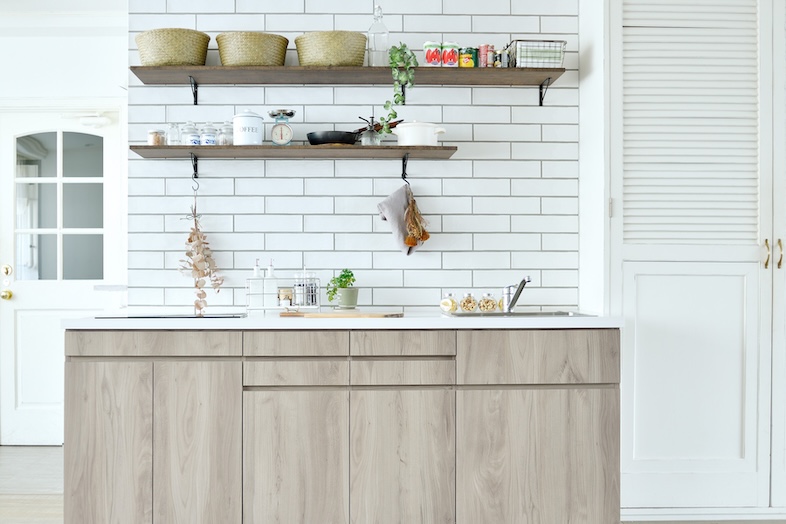 Aスタジオ 大町｜【メインルーム】白タイルと北欧テイストが映える、シンプルで洗練されたキッチン