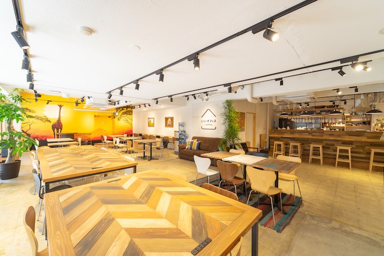 GOBLIN.御徒町店｜大きなテーブルを囲む構図は、チームディスカッションや研修中の様子、社内インタビュー、対談シーンの撮影に最適