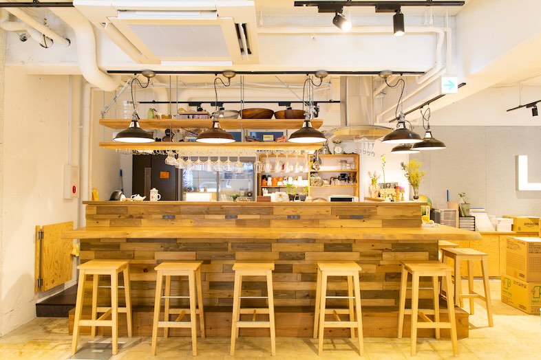 GOBLIN.御徒町店｜キッチンカウンターを中心にした構図は、カフェ営業シーンや軽食提供の演出に最適