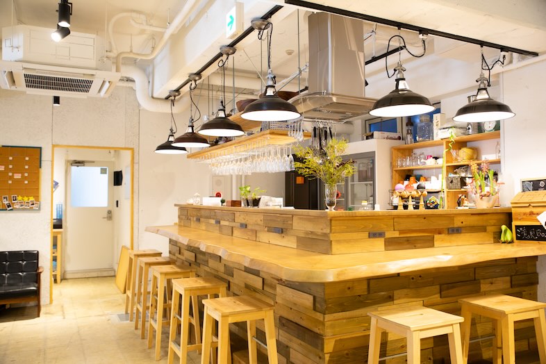 GOBLIN.御徒町店｜カウンター越しの画角は、打ち合わせやカジュアルな商談シーンの撮影に◎