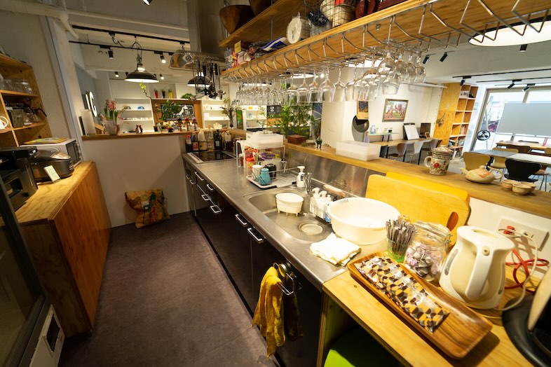 GOBLIN.御徒町店｜実際のカフェ厨房を活かしたキッチンは、臨場感のある調理シーンや飲食店設定の撮影ができる
