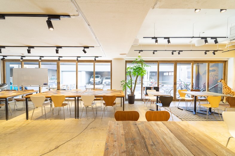 GOBLIN.御徒町店｜長テーブルを並べたレイアウトは、ワークショップや体験型研修にも最適