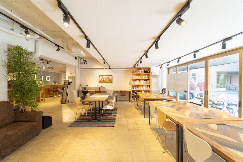 GOBLIN.御徒町店｜ナチュラルな木の質感が映える空間は、カフェシーンやコワーキングスペース設定のビジネスシーンの撮影にぴったり